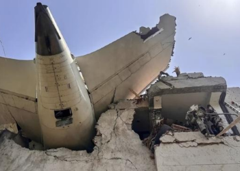 VÍDEO: Avião cai na Índia com 244 pessoas a bordo