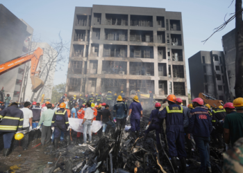 Avião que caiu na Índia atingiu refeitório de alojamento