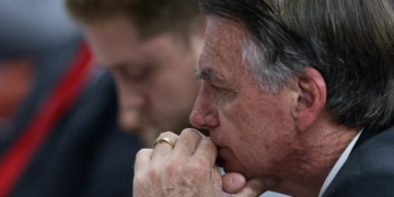 “Posso fazer uma brincadeira?”: Bolsonaro não aprende mesmo