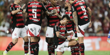 Flamengo goleia Fortaleza e assume liderança do Brasileirão
