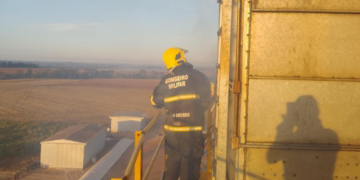 Corpo de Bombeiros combate incêndio em secador de grãos em Novo Mundo
