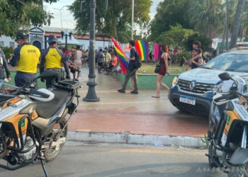 Parada gay ocupa avenidas no Centro de Cuiabá