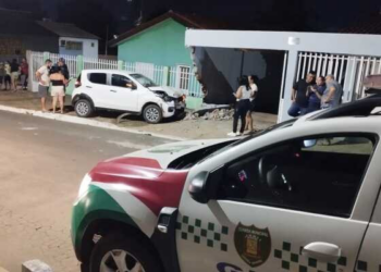 Motorista de Mobi bate em moto e derruba muro de casa em VG