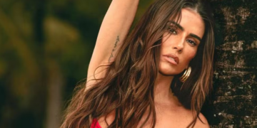 Deborah Secco exibe corpo escultural só de biquíni fio-dental: ‘Show de mulher’