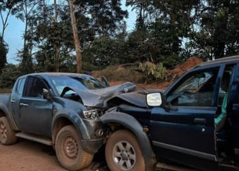 Duas Mitsubishi L200 batem de frente e homem morre