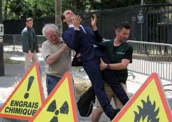 Estátua de cera de Macron é roubada por ativistas para protesto na embaixada russa em Paris