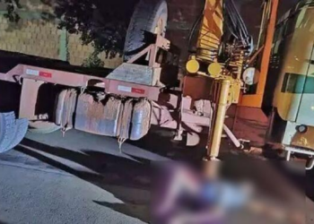 Caminhão desgovernado derruba poste em cima de pedestre; vídeo