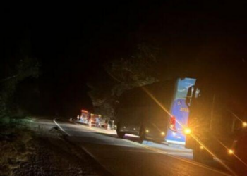 Motociclista é atropelado por carreta e morre