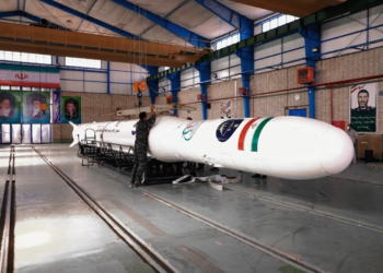 É #FAKE que vídeo mostre ataque de míssil do Irã contra Israel; gravação exibe foguete que lançou satélite militar em 2023