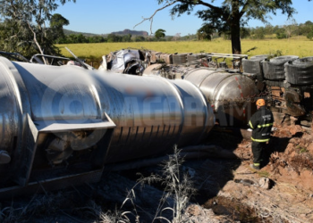 Motorista é arremessado e morre em acidente entre carretas