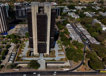 Dólar abre em leve queda com mercado à espera dos juros no Brasil e EUA