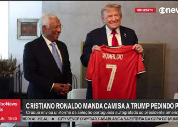 Cristiano Ronaldo pede paz ao dar camisa autografada para Trump, que cogita atacar Irã