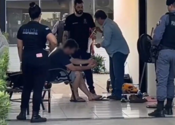 Marido de psicóloga encontrada morta dentro de casa fica em silêncio na frente do delegado