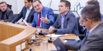 ALMT empossa Professora Graciele e Baiano Filho como novos deputados estaduais