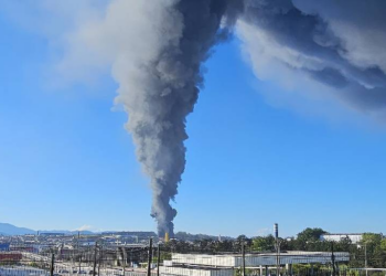 Incêndio atinge indústria de Guarulhos e pilotos de aviões são orientados a desviar de fumaça
