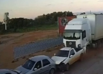 Carreta desgovernada faz "strike" em carros em Cáceres