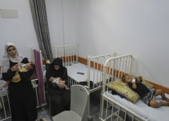 Bebês 'pele e osso' e médicos desmaiando: os relatos da fome nos hospitais de Gaza