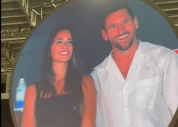 Câmera do beijo flagra Messi e esposa em show do Coldplay