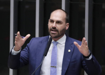Eduardo Bolsonaro volta a criticar Nikolas: 'Triste ver a que ponto chegou'