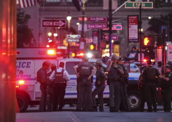 Atirador com fuzil mata 3 pessoas em prédio de luxo de Nova York, nos EUA