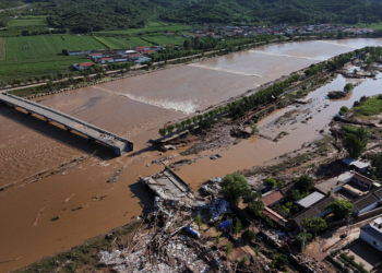 Tempestades deixam 30 mortos em Pequim; VÍDEO mostra destruição causada por enchentes