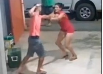 Vídeo mostra homem tentando matar esposa a facadas