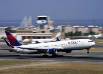 Voo é desviado nos EUA após forte turbulência e 25 passageiros ficam feridos