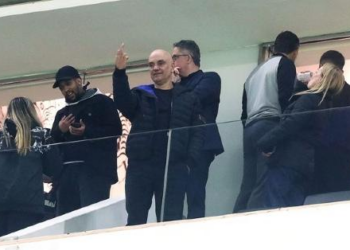 Moraes mostra dedo do meio em jogo de futebol