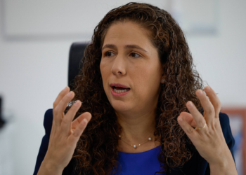 Precisamos reduzir dependência do Brasil em serviços de nuvem de big techs, diz Esther Dweck