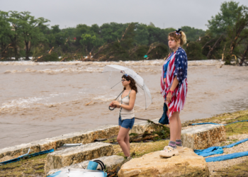 Enchentes deixam 13 mortos no Texas, nos EUA; 23 meninas desaparecem em acampamento