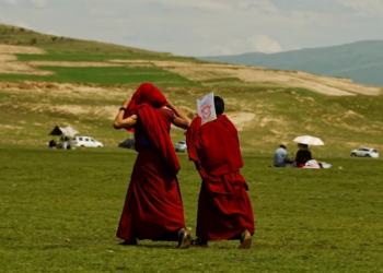 Por dentro do monastério de monges tibetanos que tentam resistir à China