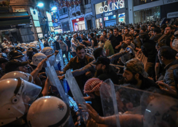 Turquia prende 4 acusados de publicar charge com profetas Maomé e Moisés