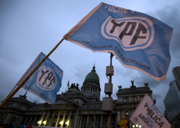 Juíza dos EUA manda Argentina entregar 51% das ações de petroleira estatal, em revés para Milei