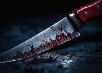 Homem flagra ex-namorada com outro e tenta matá-la com 15 facadas