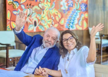 Janja sobre taxa de Trump: "Ai, esses vira-latas"