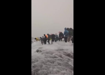Alpinistas enfrentam descida perigosa durante tempestade em trilha na Malásia; VÍDEO