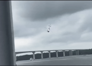 VÍDEO: Helicóptero cai no mar durante exercício de segurança na Malásia