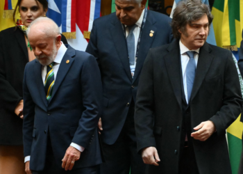 É #FAKE que Javier Milei 'humilhou' Lula durante reunião do Mercosul