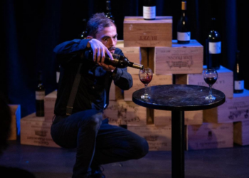 Festival leva a Avignon clima de Carnaval, disputa por público e atores nas ruas