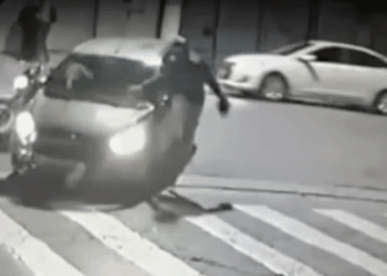 Motociclista rola sobre carro, cai em pé e sai andando após acidente em SP