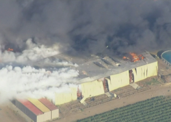 VÍDEO: Depósito de fogos de artifício pega fogo e explode nos Estados Unidos
