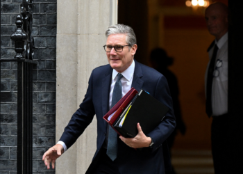 Primeiro-ministro do Reino Unido se desequilibra e tropeça ao deixar Downing Street; VÍDEO