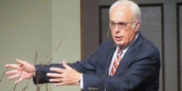 Morre John MacArthur, um dos pastores mais influentes da sua geração