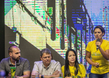 Quaest: Rivais no tarifaço, Tarcísio e Eduardo são 2ª opção para 2026 entre bolsonaristas, atrás de Michelle