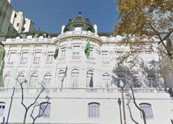 Em meio a críticas por gastos com viagens, Lula dispensa hotel e se hospeda em embaixada na Argentina