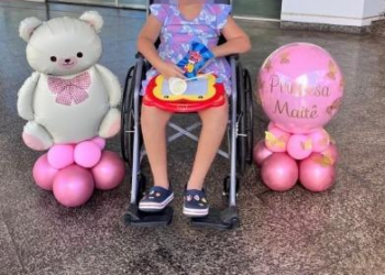 Menina esfaqueada sete vezes pelo pai recebe alta médica