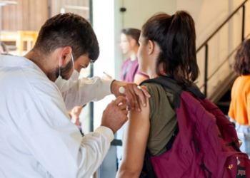 Vacina liberada no Brasil é suspensa para idosos nos EUA e na Europa