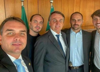 Após rescisão de vistos, filhos de Bolsonaro criticam Judiciário