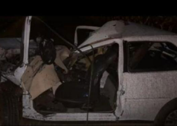 Motorista tenta ultrapassagem, bate de frente com caminhão e morre