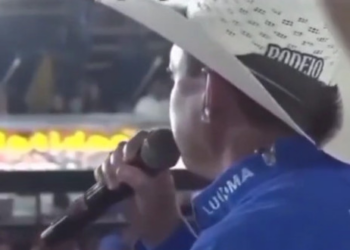 Locutor xinga a esquerda em rodeio: "Aqui é Bolsonaro"